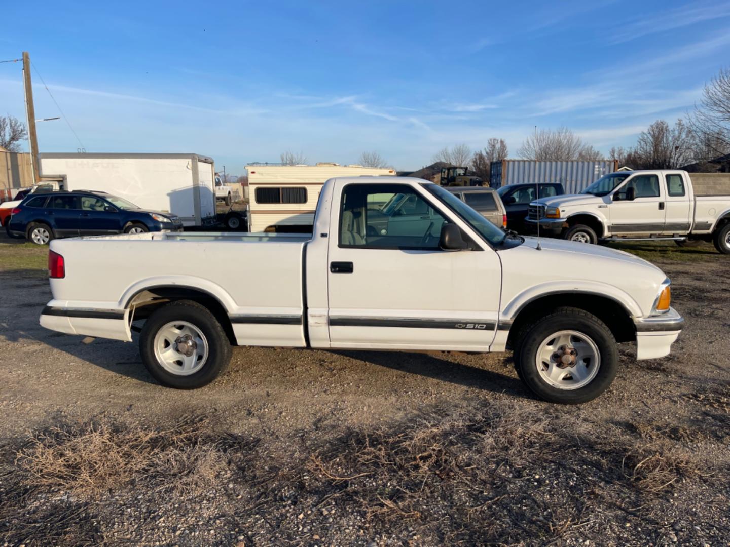 1997 Alpine White /Grey Chevrolet S10 Pickup LS (1GCCS1444VK) with an 2.2 4 cyl engine, 5spd Manual transmission, located at 813 E Fairview Ave, Meridian , ID, 83642, (208) 336-8230, 43.618851, -116.384010 - Photo#4